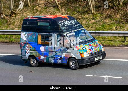 Fourgonnette Ford 1989 80s multicolore; circulation routière, transport, véhicules, toit escamotable, Caddy, transporter, camping-cars, kombi, combi, campervan van van, motorhome, conversion, conversions, microbus, Bus, camping-cars, camping-cars, véhicule sur les routes britanniques, moteurs, automobile sur l'autoroute M6 Banque D'Images
