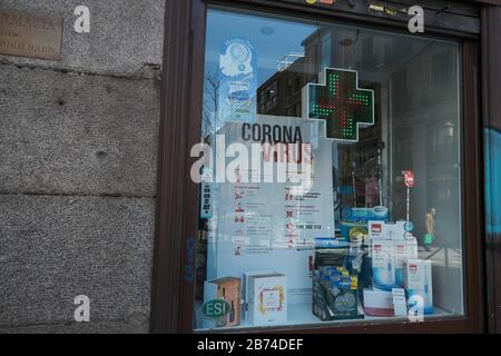 Madrid, Espagne; 13/03/2020.- la Communauté de Madrid a fermé les espaces publics pour enfants parce que la population a continué de se rassembler avec leurs enfants, les transformant en un foyer de contagion. Il a également décrété la fermeture de toutes les activités du restaurant à partir de demain 03/14/2020 dans le but d'arrêter les contagion par le coronavirus. La mesure, qui prend effet ce samedi et restera active jusqu'au 26 mars, Dans la ville de Madrid (2018) il y avait 4 876 terrasses pour bars et restaurants, avec 169 000 chaises, autorisées à occuper 164 026 mètres carrés Il y a plus de 31 000 bars et Banque D'Images