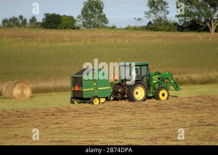 Agriculteur travaillant avec le tracteur Banque D'Images