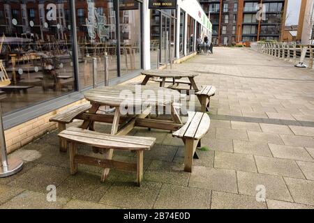Mars 2020 - des tables et des chaises désertes à l'extérieur des cafés de rue à Portishead comme des gens restent à la maison en raison du virus. Banque D'Images
