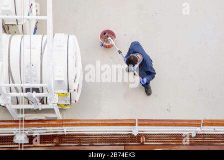 Traversez l'océan Atlantique de Brooklyn à Southampton à bord du paquebot Queen Mary 2. Il y a un travail d'entretien constant à bord, en plus de servir les passagers. Banque D'Images