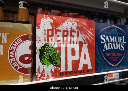 Six paquets de bière dans un réfrigérateur de magasin d'alimentation, New York, États-Unis Banque D'Images