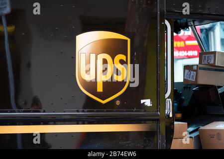Logo de la société américaine multinationale de livraison de colis et de gestion de la chaîne d'approvisionnement United Parcel Service, ou UPS, vu sur un véhicule de livraison. Banque D'Images