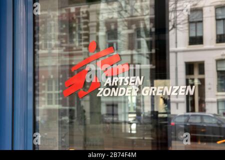Panneau sur le verre d'Artsen Zonder Grenzen à Amsterdam Pays-Bas 2020 Banque D'Images