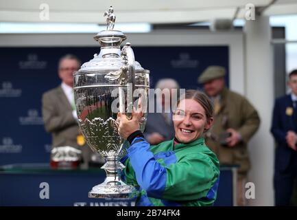 Jockey Maxine O'Sullivan célèbre avec le trophée après Qu'Il Est Venu à Pass a remporté la place Saint-Jacques Foxhunter Challenge Cup Open Hunters Chase au cours du quatrième jour du Cheltenham Festival à l'hippodrome de Cheltenham. Banque D'Images