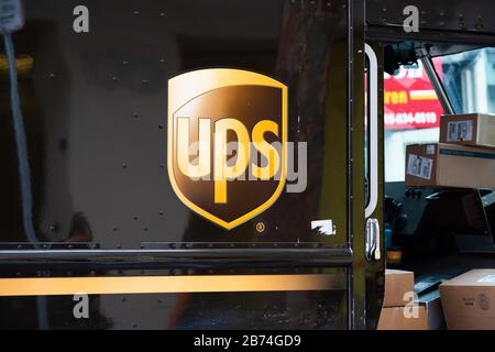 22 janvier 2020, San Francisco, États-Unis: La compagnie américaine multinationale de livraison de colis et de gestion de chaîne d'approvisionnement United Parcel Service, ou UPS, logo vu sur un véhicule de livraison. (Image crédit : © Alex Tai/SOPA Images via ZUMA Wire) Banque D'Images