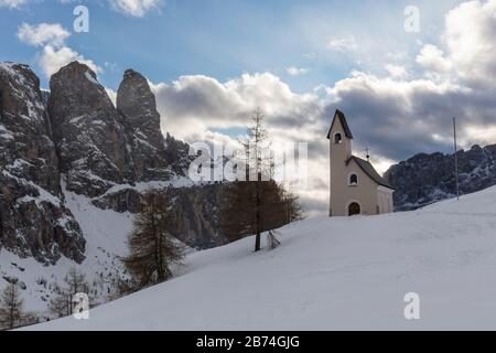 Gardena Pass chapelle, dédiée à Saint Maurice, Dolomites, Tyrol du Sud, Italie Banque D'Images