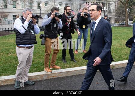 Washington, États-Unis D'Amérique. 13 mars 2020. Washington, États-Unis D'Amérique. 13 Mars 2020. Steven Mnuchin, Secrétaire au Trésor des États-Unis, sort de l'aile ouest de la Maison Blanche pour parler à la presse de la réponse à l'épidémie mondiale de COVID-19, roman coronavirus 13 mars 2020 à Washington, DC. Crédit: Keegan Barber/White House Photo/Alay Live News Banque D'Images