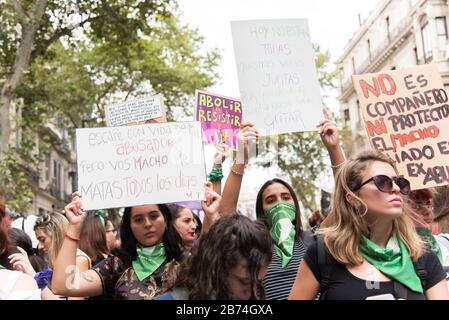 CABA, Buenos Aires / Argentine; 9 mars 2020: Journée internationale des femmes, grève féministe; femmes avec mouchoirs verts soulevant des affiches féministes Banque D'Images