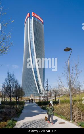 Tour Generali, gratte-ciel conçu par l'architecte Zaha Hadid dans le quartier CityLife. Le bâtiment est le siège social de l'assurance Assicurazioni Generali Banque D'Images