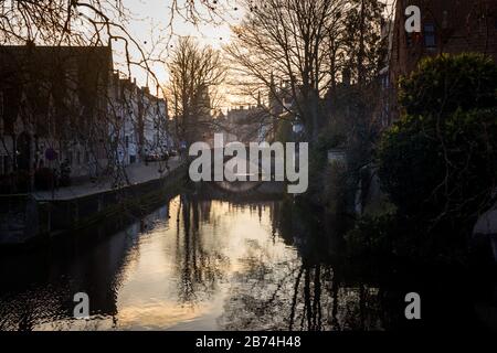 Canaux de Bruges au coucher du soleil Banque D'Images