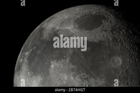 Rendu des illustrations tridimensionnelles. La pleine lune de la Terre brille sur fond noir starfield. Banque D'Images