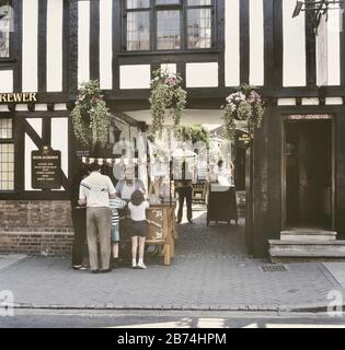 Panier de glace traditionnel à l'extérieur du pub Rose & Crown, Stratford-Upon-Avon, Warwickshire, Angleterre, Royaume-Uni Banque D'Images