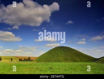 Silbury Hill, la plus grande colline artificielle en Europe. Avebury, Wiltshire, England, UK Banque D'Images