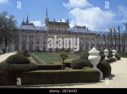 JARDIN-FACHADA PRINCIPAL DEL PALACIO. Auteur: ARDEMans TEODORO. EMPLACEMENT : PALACIO EXTÉRIEUR. LA GRANJA. SEGOVIA. ESPAGNE. Banque D'Images