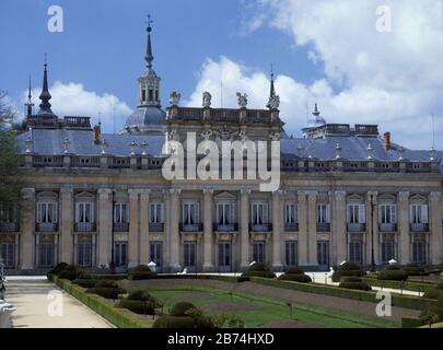 JARDIN-FACHADA PRINCIPAL DEL PALACIO. Auteur: ARDEMans TEODORO. EMPLACEMENT : PALACIO EXTÉRIEUR. LA GRANJA. SEGOVIA. ESPAGNE. Banque D'Images