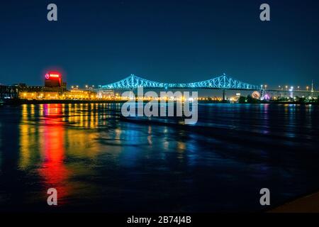 Le pont Jacques-Cartier de Montréal est illuminé de lumières bleues la nuit Banque D'Images