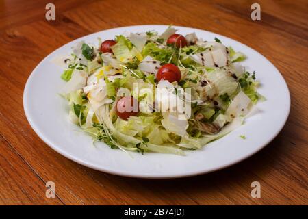 Salade fraîche avec laitue, tomates cerises, concombre, fenouil, parmesan, herbes et vinaigrette Banque D'Images