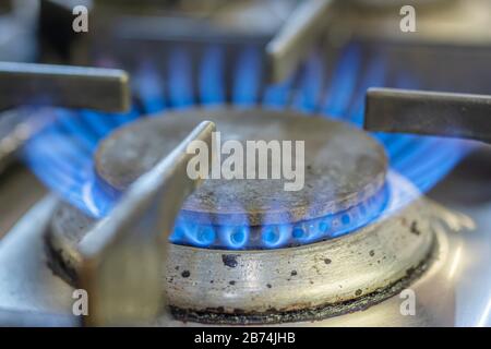 Gros plan sur une table de cuisson domestique à flamme de gaz. Problème de réchauffement climatique.hausse des prix de l'énergie au Royaume-Uni.combustibles fossiles.changement climatique. Banque D'Images