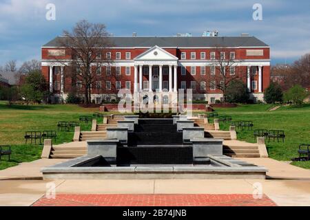 College Park, MARYLAND, États-Unis. 13 mars 2020. L'Université du Maryland a annulé des cours et des examens un jour avant la pause de printemps était sur le point de commencer dans le cadre de mesures préventives autour du nouveau coronavirus. Ils ont également prolongé les vacances de printemps d'une semaine supplémentaire, et ont annoncé que les cours se réuniront en ligne pendant au moins les deux semaines après cela. Vue sur le Campus Mall, vue sur la fontaine Omicron Delta Kappa vers la bibliothèque McKeldin en arrière-plan. Crédit: Evan Golub/Zuma Wire/Alay Live News Banque D'Images