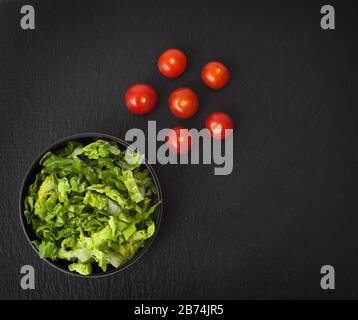 Laitue râpée et tomates cerises Banque D'Images