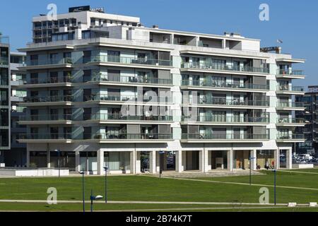 AVEIRO, PORTUGAL - 19 février 2020: Immeuble d'appartements à côté d'un parc à Aveiro, Portugal, Europe Banque D'Images