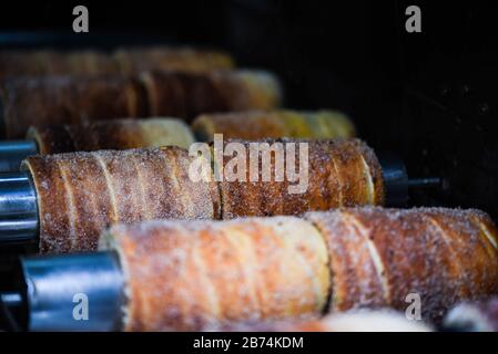 délices tchèques traditionnels à la cannelle, au sucre et aux noix Banque D'Images