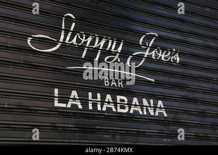 La Havane, Cuba - Rolling shutter de la vieille barre Slappy Joe's Banque D'Images