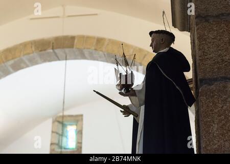 Sculpture de prêtre tenant un bateau en bois local modèle à l'intérieur de Capela-da-misericordia, (Chapelle Sainte-miséricorde), Baiona, Espagne Banque D'Images