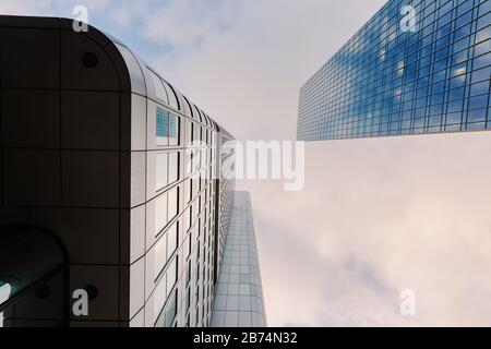 Francfort-sur-le-Main, Allemagne - 08 janvier 2019: Tour Silver - sur la gauche - à Francfort-sur-le-Main, vue en angle bas. Le gratte-ciel était le plus haut bu Banque D'Images