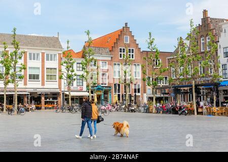 Va, Pays-Bas - 09 juin 2019 : square dans le centre-ville de va, avec des personnes non identifiées. Le centre-ville de Va est riche de pittoresque vieille hous Banque D'Images