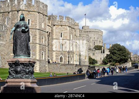 Château de Windsor vue de Castle Hill, Berkshire Angleterre Royaume-Uni Banque D'Images