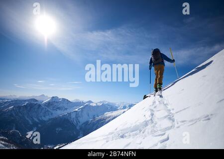 Ski en montée avec toile de fond de montagne Banque D'Images