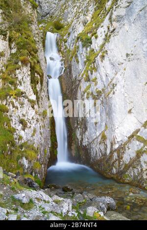 Cascade du Cirque de Lescun, Vallée de l'Aspe en France Banque D'Images