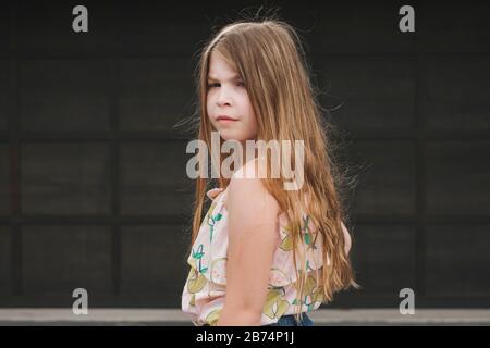 Portrait d'une jeune fille aux cheveux longs blonds Banque D'Images