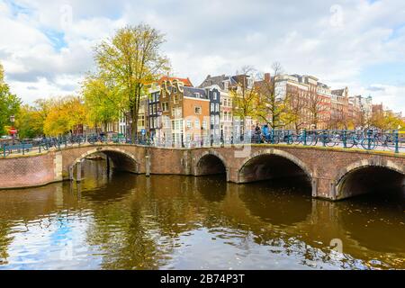 Amsterdam, Pays-Bas - 28 octobre 2019: Paysage urbain avec canal typique à Amsterdam, avec des personnes non identifiées. Amsterdam est la capitale et la plupart des popu Banque D'Images