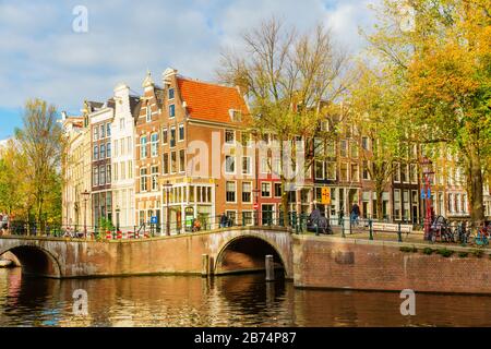 Amsterdam, Pays-Bas - 28 octobre 2019: Paysage urbain avec canal typique à Amsterdam, avec des personnes non identifiées. Amsterdam est la capitale et la plupart des popu Banque D'Images
