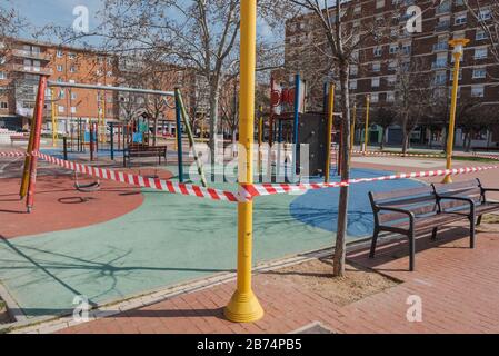 Parc de jeux fermé et vide à Palencia, Espagne en raison du coronavirus, covid-19, crise, 2020 Banque D'Images