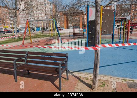 Parc de jeux fermé et vide à Palencia, Espagne en raison du coronavirus, covid-19, crise, 2020 Banque D'Images