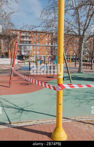 Parc de jeux fermé et vide à Palencia, Espagne en raison du coronavirus, covid-19, crise, 2020 Banque D'Images