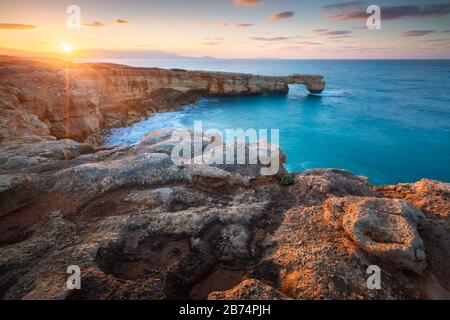 Falaises de calcaire et arc de roche près du village de Lavris dans la région de Rethymno en Crète. Banque D'Images