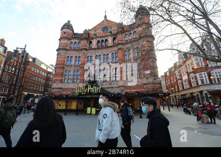 Shaftesbury Avenue, dans le Theaterland de Londres, le lendemain du premier ministre, a déclaré que le Covid-19 "est la pire crise de santé publique pour une génération", et le top scientifique du gouvernement a averti que jusqu'à 10 000 personnes au Royaume-Uni étaient déjà infectées. Banque D'Images