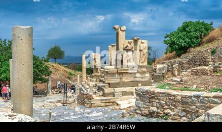 Ephèse, Turquie – 07.17.2019. Les ruines Des statues Polyphemus de la fontaine Pollio dans la ville antique d'Éphèse, Turquie, lors d'une journée d'été ensoleillée Banque D'Images