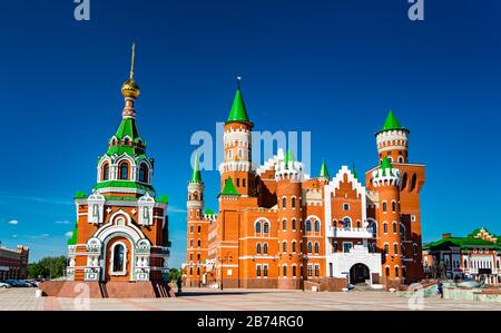 Théâtre de marionnettes et chapelle de Yoshkar-Ola, Russie Banque D'Images