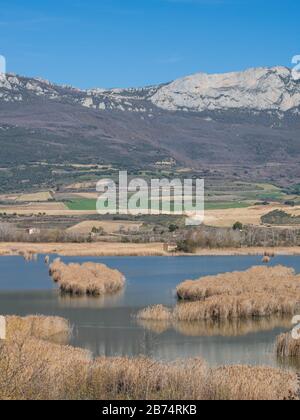 Vue sur la lagune El Prao de Paul à Laguardia, Alava/Rioja, Espagne. Dans le dos, la chaîne de montagnes de la Sierra de Cantabrie Banque D'Images