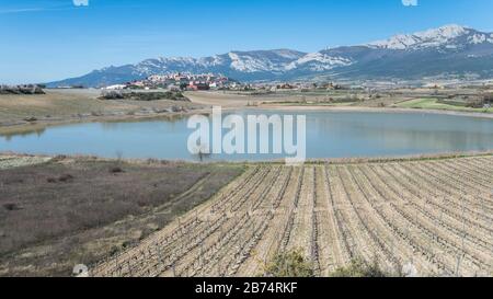 Vue sur la lagune de Carralogroño et le village de Laguardia, région d'Alava/Rioja, Espagne Banque D'Images