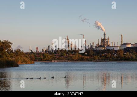 Raffinerie de pétrole Phillips 66 du parc régional Ken Malloy Harbour, Wilmington, Californie, États-Unis Banque D'Images