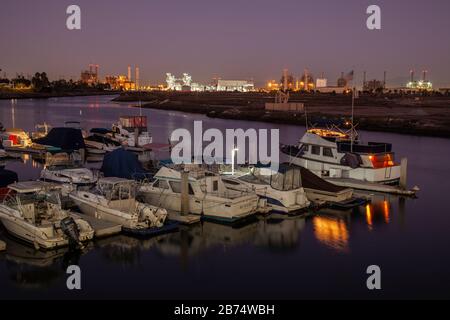 Marina à Los Cerritos Wetlands avec raffineries de pétrole au loin, long Beach, californie, États-Unis Banque D'Images