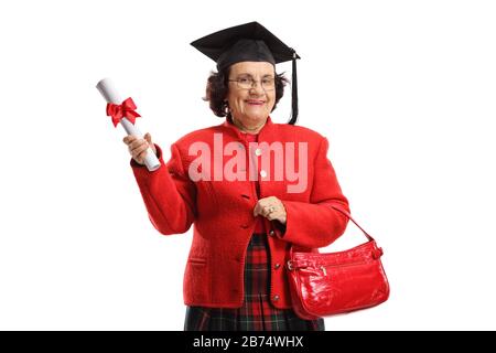 Une femme âgée qui tient un certificat et un chapeau de graduation souriant à l'appareil photo isolé sur fond blanc Banque D'Images