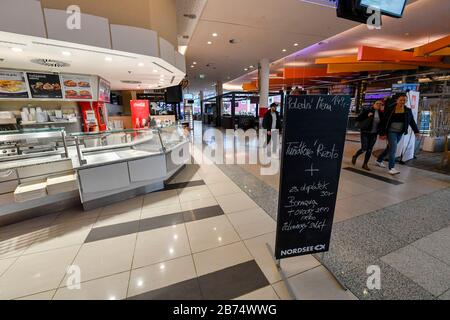 Prague, République Tchèque. 13 mars 2020. Restaurant fermé dans le centre commercial Palladium à Prague, République tchèque, 13 mars 2020. Le gouvernement tchèque a déclaré un état d'urgence de 30 jours sur le coronavirus dans tout le pays. L'état d'urgence peut durer jusqu'à 30 jours et même plus longtemps avec le consentement de la Chambre des députés. Les événements réunissant plus de 30 participants sont interdits, qui s'appliquent aux événements culturels, sportifs, religieux, festivals, pèlerinages, spectacles, marchés et autres. Crédit: Vit Simanek/Ctk Photo/Alay Live News Banque D'Images